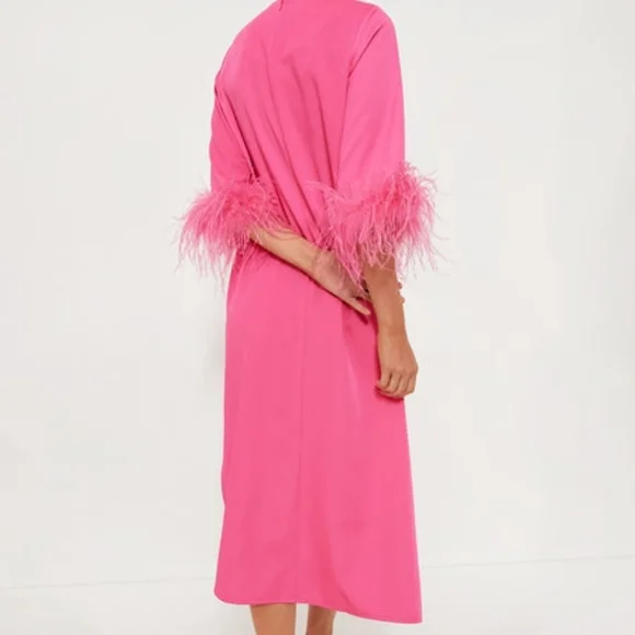 Elegant Pink Feather-Trimmed Dress - Picture 3 of 6